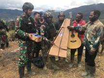 Satgas Yonif R 408 Gelar Ibadah Bersama dan Baksos, Rayakan Paskah di Papua