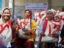 Warga Desa Sukorejo, Kabupaten Probolinggo saat menerima bantuan paket sembako dari SIG. 
