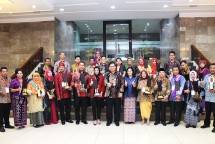 Menteri Perindustrian, Airlangga Hartarto bersama Dirjen IKM Kemenperin, Gati Wibawaningsih beserta penerima penghargaan Bidang Industri