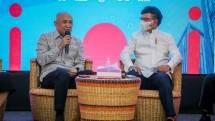 MenKopUKM Teten Masduki bersama Menkominfo Jhonny G. Plate dalam acara temu bisnis belanja produk dalam negeri