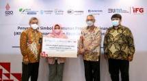 IFG Serahkan Santunan JKM BPJS Ketenagakerjaan kepada Ahli Waris Pekerja Rentan 