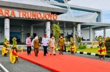 Presiden Jokowi : Tingkatkan Konektivitas Pulau-Pulau Sekitar Madura, Resmikan Bandara Trunojoyo