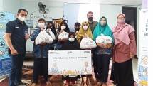 Regional Operation Head Regional Office Jakarta I Ismael saat memberikan bantuan sembako secara simbolis kepada Yayasan Al-Kahfi Cabang Jakarta Pusat