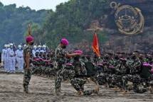 Ratusan Prajurit Bintara Remaja Resmi Gunakan Baret Ungu Korps Marinir