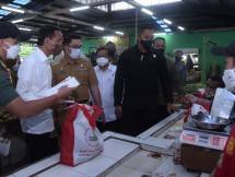 Presiden Jokowi Bagikan Bansos di Sejumlah Pasar di Bogor Oleh Humas Dipublikasikan pada 21 April 2022 Kategori: Berita Dibaca: 309 Kali Presiden Jokowi didampingi Seskab membagikan bansos di Pasar Cisarua, Kabupaten Bogor, Jabar, Kamis (21/04/2022). (Foto: Humas Setkab/Oji) 