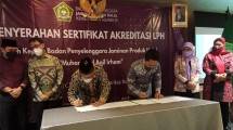 Penyerahan sertifikat akreditasi LPH 