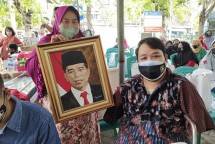 Melukis dengan Kaki, Karya Aam Tembus Panggung Internasional 
