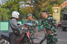 Korem 174ATW Merauke Bagikan Takjil Sambut Buka Puasa