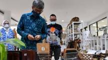 Deputi Bidang Usaha Mikro Kementerian Koperasi dan UKM Eddy Satriya saat meresmikan Food Hall Mini Olah Oleh Umi di Stasiun Kota Bandung