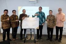 *Caption Foto 1* Pengesahan Perjanjian Pembiayaan Syariah Line Facility melalui penandatanganan secara simbolis Perjanjian yang dilakukan di Muamalat Tower pada Senin (25/04/2022). Dari kiri ke kanan : Operation Director PT SMA, Yulian Warman; Chief Whole Sale Banking Officer PT Bank Muamalat Indonesia Tbk, Irvan Yulian Noor; Presiden Direktur PT SMA, Inung Widi Setiadji; Direktur Utama PT Bank Muamalat Indonesia Tbk, Achmad K. Permana; Komisaris PT SMA, Hugeng Gozali; Finance and Treasury Division Head PT 