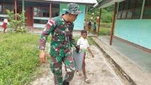 Prajurit Satgas Yonif 126 KC Ajak Murid Gotong Royong Membersihkan Lingkungan Sekolah