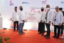 Direktur Network & IT Solution Telkom Herlan Wijanarko (ke dua dari kiri) didampingi EVP Telkom Regional I Semly Saalino (ke dua dari kanan) melakukan penyerahan santunan anak yatim 