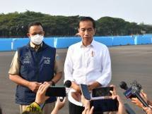 Presiden Jokowi didampingi Gubernur DKI Jakarta Anies Baswedan saat meninjau Sirkuit Formula E, Senin (25/04/2022), di Ancol. (Foto: BPMI Setpres/Laily Rachev) 