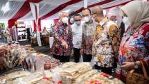 MenKopUKM Teten Masduki saat membuka Pasar Kaget SMESCO