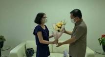 Prof Terawan Agus Putranto Terima Bunga dari Vanessa Mantan Pasien yang Sembuh
