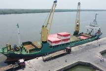 Kapal Laut pengangkut minyak goreng dan gula