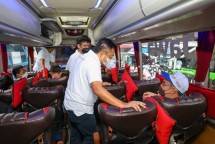 Direktur Utama Telkom Ririek Adriansyah didampingi Direktur Utama Telkomsel Hendri Mulya Syam menyapa peserta program mudik gratis bersama BUMN.