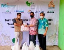 Pembagian sembako jelang Idul Fitri bersama Jurnalis Ekonomi Syariah 