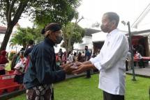 Presiden Jokowi Bagikan Sembako untuk MasyarakatYogyakarta