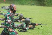 Danyonif 6 Marinir Pimpin Prajuritnya Latihan Menembak Gunakan Senapan SS2 V4