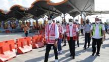 Menteri Perhubungan Budi Karya Sumadi saat meninjau Gerbang Tol Palimanan, Minggu (1/5).