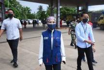 Nicke Widyawati, Direktur Utama Pertamina meninjau salah satu SPBU Pertamina 