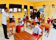 Presiden Jokowi meninjau pelaksanaan vaksinasi anak usia 6-11 tahun di SDN 3 Nglinduk, Grobogan, Jateng, Rabu (05/01/2022). (Foto: BPMI Setpres/Laily Rachev) 
