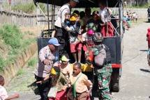 Humanis, Ini Momen Keseruan Polisi Antar Pulang Anak Sekolah di Sugapa, Intan Jaya