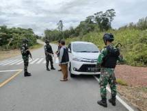Satgas Yonif 144 JY Gelar Sweeping di Jalan Raya Perbatasan Cegah Tindakan Ilegal