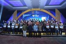 *Keterangan Foto:* Direktur SDM Pertamina Persero Erry Sugiharto mewakili Pertamina Persero memperoleh penghargaan National Champion Kreditur & Buyer terbaik ke-2 dan Direktur Utama Pertamina Patra Niaga Alfian Nasution memperolah Penghargaan National Champion katergori vendor/pemasok terbaik ke-3 dalam acara Apresiasi Mitra BUMN Champion 2022, pada senin (9/5) di Ballroom Grha Pertamina Persero.