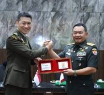KASAD Jend TNI Dudung Abdurahman Terima Kunjungan Panglima AD Singapura