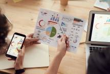 Kebutuhan mendapatkan informasi yang tepat menggunakan data yang tepat bahkan lebih penting. Perusahaan seharusnya merangkul dan mencintai data mereka. credit photo: Pexels Fauxels.
