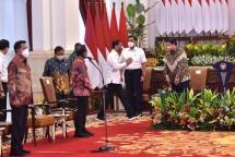 Presiden Jokowi tiba di tempat Sidang Kabinet Paripurna, di Istana Negara, Jakarta, Senin (09/05/2022). (Foto: Humas Setkab/Agung) 