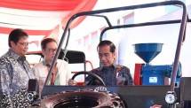 Presiden Joko Widodo didampingi Menteri Perindustrian, Airlangga Hartarto saat mencoba Wintor