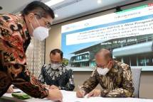 Direktur Keuangan & Manajemen Risiko Telkom Heri Supriadi (kanan) dan Direktur Utama TelkomSigma Bhimo Aryanto (tengah) melakukan proses penandatanganan Akta Pengambilalihan antara Telkom dan TelkomSigma.
