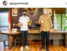 Mierza anak didik Asiana Soccer School dan Menperin Agus