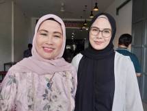 Perancang Busana Nina Nugroho dan ibunda Hj. Nani Ratnasih