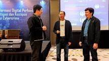 (Foto dari kiri ke kanan) Section Head PT Multipolar Technology Tbk Ignasius Oky Yoewono, Director Enterprise Application Services Business PT Multipolar Technology Tbk Jip Ivan, dan Department Head Hybrid Database Solution PT Multipolar Technology Tbk Yemmy Sukandar sedang berbincang di sela-sela seminar tentang keamanan siber yang diselenggarakan oleh Infobank di Pullman Jakarta Thamrin, Jakarta, Selasa (17/5). 