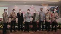 Presiden Direktur PT BISI International Tbk. Agus Saputra Wijaya (keempat dari kiri) bersama jajaran direksi seusai public expose
