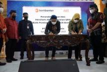 Direktur Business & Marketing Finnet Irena Aldanituti dan Direktur Utama BPD Banten Agus Syabarrudin melakukan penandatanganan Nota Kesepahaman (MoU) Layanan New Digital dan Merchant Akuisisi Layanan QRIS 