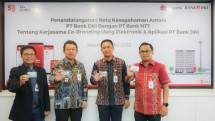 Direktur Ritel & Syariah Bank DKI, Babay Parid Wazdi (paling kiri) dan Direktur Teknologi & Operasional Bank DKI, Amirul Wicaksono (kedua dari kiri) foto bersama dengan Direktur Utama Bank NTT, Harry A Riwu Kaho (kedua dari kanan) dan Direktur Kredit Bank NTT, Paulus Stefan Messakh (paling kanan). 
