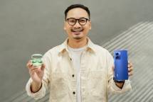 Seseorang sedang memegang HP 