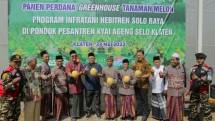 Pondok Pesantren Kyai Ageng Selo, Klaten melakukan panen buah melon inthanon yang merupakan hasil inkubasi dari ALEC