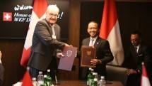 Menteri Investasi/Kepala BKPM Bahlil Lahadalia bersama Federal Councillor Swiss Guy Parmelin seusai penandatanganan P4M
