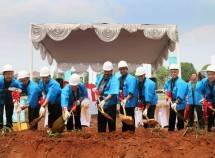 CEO Strategic Development and Services Sinar Mas Land, Ishak Chandra beserta manajemen lainnya pada acara prosesi groundbreaking Apartemen Aerium di Taman Permata Buana di Jakarta