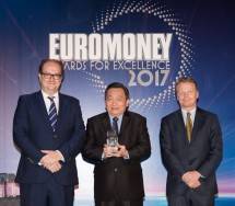 Direktur BCA Santoso (tengah) menerima penghargaan Bank Terbaik di Indonesia yang diserahkan oleh Editor of EuroMoney Clive Horwood (kiri) dan Asia Editor of Euromoney Chris Wright (kanan) dalam ajang Euromoney Awards for Excellence 2017 di Hong Kong