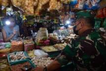 KASAD Jend TNI Dudung Blusukan ke Pasar Cek Harga Minyak Goreng