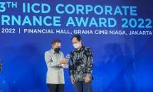 Direktur SDM dan Umum SIG, Agung Wiharto (ketiga dari kiri) menerima penghargaan kategori Best Right of Shareholders pada ajang The 13th Corporate Governance Award 2022 di Graha CIMB Niaga, Jakarta, Jumat (27/5).