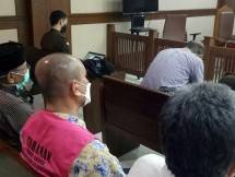 Terdakwa SahrilJaparin bersama kuasa hukumnya Maqdir Ismail saat Pembacaan Putusan Sela Kasus Dugaan Korupsi Perum Perindo