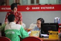 Ilustrasi transaksi Bank Victoria terhadap nasabahnya.